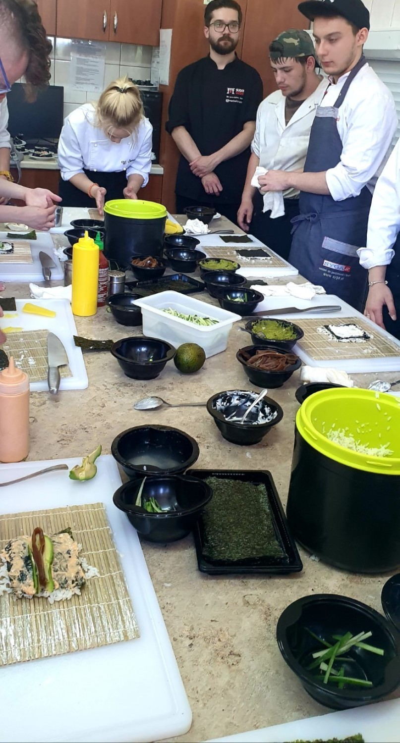 Jak zrobić oryginalne sushi? Warsztaty pod okiem japońskich kucharzy w Zespole Szkół nr 2.