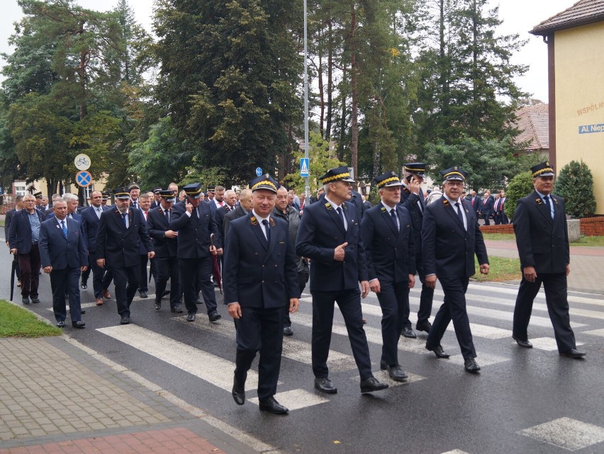 Uczestnicy obchodów Dnia Maszynisty przechodzą ulicami...