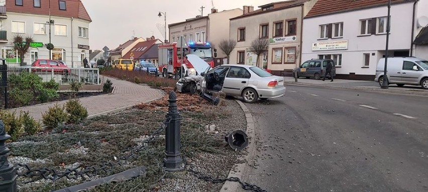 Tragiczny wypadek w Bninie. Jedno z aut uderzyło w dom