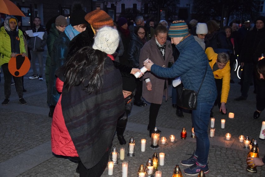 Łańcuch światła z wykrzyknikiem - wiec poparcia dla strajkujących nauczycieli w Pleszewie