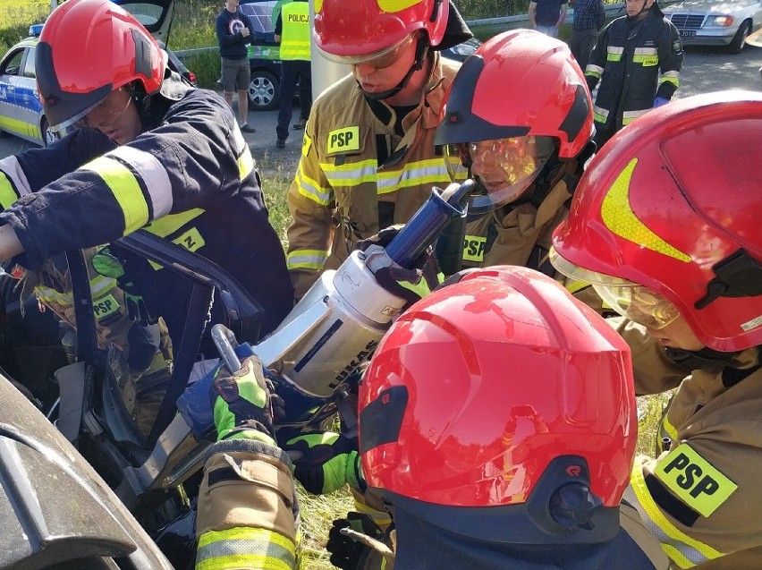 Akcja ratunkowa na DK 50. Strażacy uratowali dziewczynkę...
