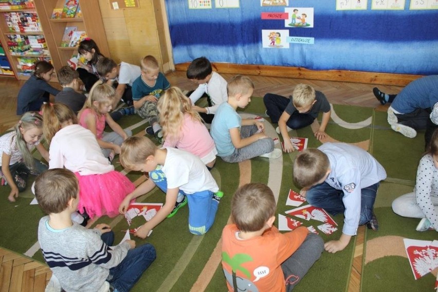 Sokółka. Z walizką pełną patriotycznych pomysłów, biblioteka weszła do przedszkoli (zdjęcia) 