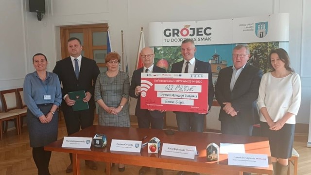 Podpisanie umowy i przekazanie symbolicznego czeku w Grójcu miało miejsce w czwartek 28 października.