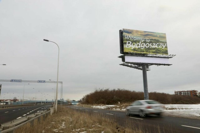 Billboard przy wjeździe do Warszawy to dzieło tiktokera znanego jako Łatwogang