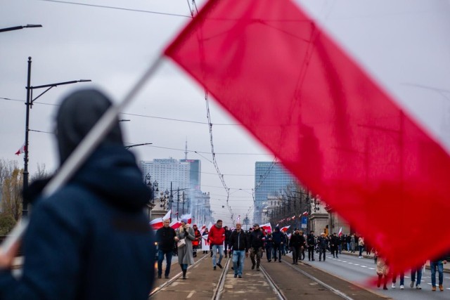 Jak co roku, ulicami Warszawy przejdzie Marsz Niepodległości. Oprócz flagi warto też wziąć parasol?