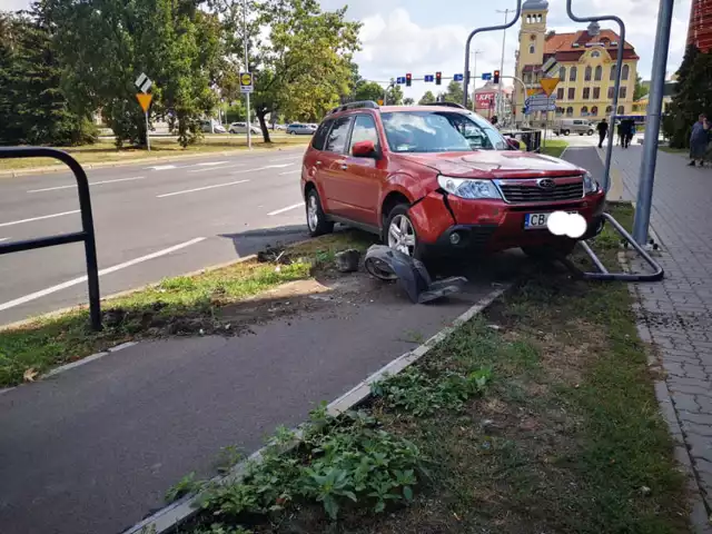 W zdarzeniu uczestniczyły dwa pojazdy. Jeden z nich staranował barierki oddzielające jezdnię od ścieżki rowerowej. Na miejsce zostały wezwane służby. 

- Jak wynika ze wstępnych ustaleń policji, kierująca subaru przejechała na czerwonym świetle i doprowadziła do kolizji - mówi kom. Przemysław Słomski, z zespołu prasowego Komendy Wojewódzkiej Policji w Bydgoszczy. - Kobieta została przewieziona do szpitala.   

Na ulicy Nakielskiej nie powinno już być utrudnień.