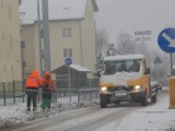 Opady śniegu w Ustce i trudne warunki drogowe [ZDJĘCIA]