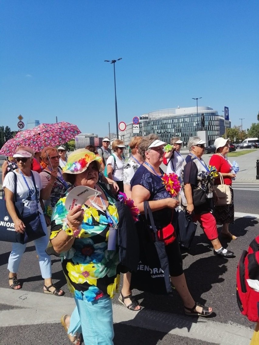 Słuchacze i sympatycy makowskiego UTW na Paradzie Seniorów