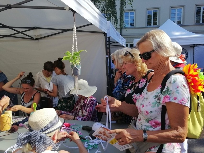 Słuchacze i sympatycy makowskiego UTW na Paradzie Seniorów