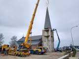 Sokółka. Kopuła dzwonnicy przy kościele pw. Wniebowzięcia NMP została zamontowana  