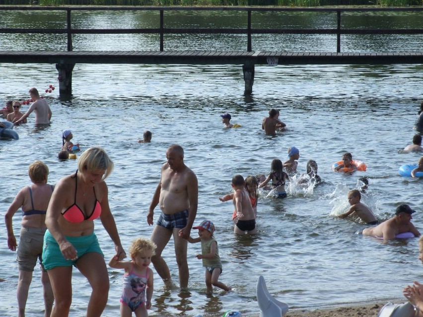 Mieszkańcy miasta i okolic w  upalne dni chętnie wypoczywają...