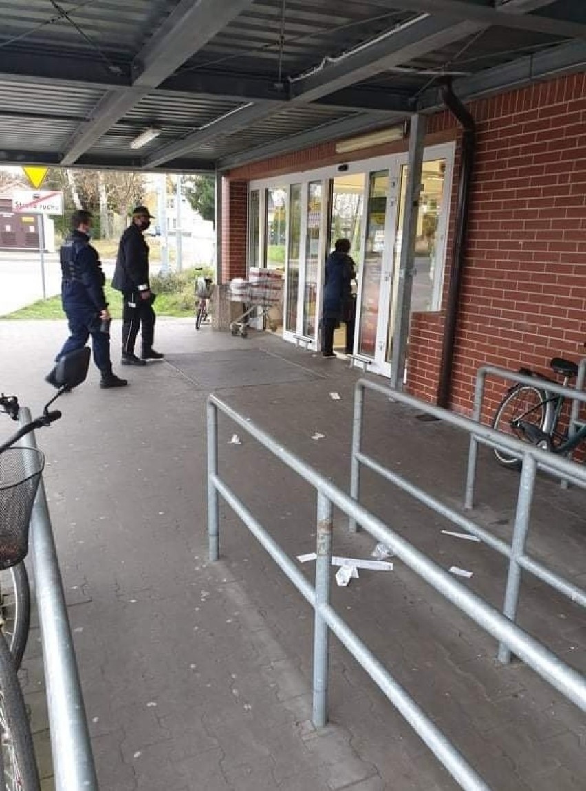 Kontrole policji i straży miejskiej w sklepach w Krośnie...