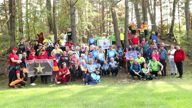 Miłośnicy nordic walking na Rudym Rajdzie do Rudy wędrowali po raz piąty