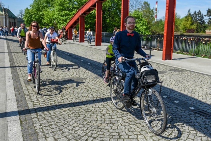 Rowerzyści na bruku przy Bramie Poznania