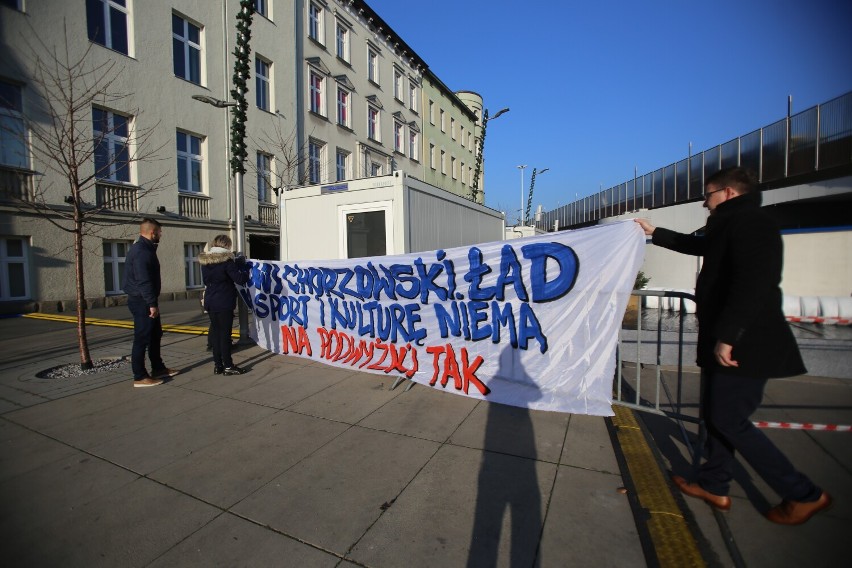 Kibice Ruchu Chorzów protestowali przeciw podwyżkom pensji...