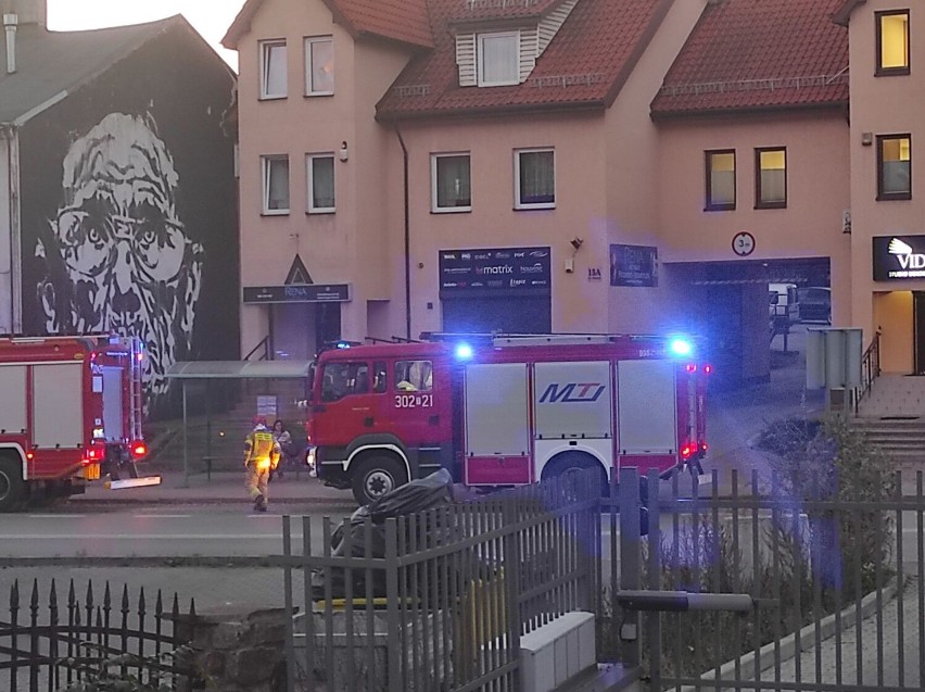 Z mieszkania przy ulicy Okrzei w Kielcach miał wydobywać się dym... Na miejsce zjechały wozy strażackie i karetka pogotowia