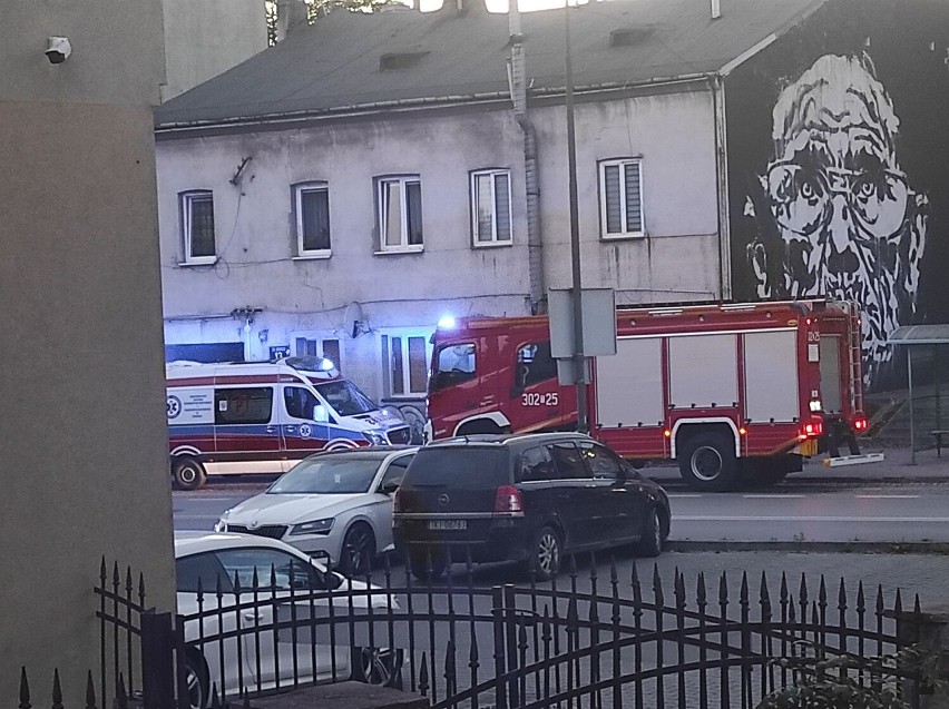 Z mieszkania przy ulicy Okrzei w Kielcach miał wydobywać się dym... Na miejsce zjechały wozy strażackie i karetka pogotowia