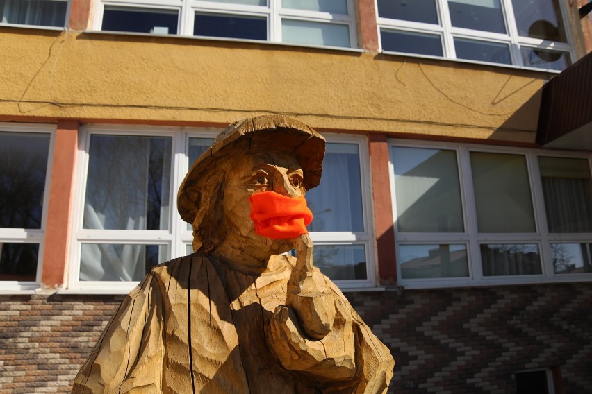 W Tucholi nawet rzeźby zaczęły używać maseczek!