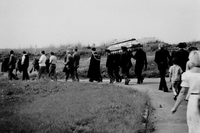 Kondukt pogrzebowy na cmentarzu Wilkowyja. 
Data wykonania zdjęcia: 3 sierpnia 1979 r.