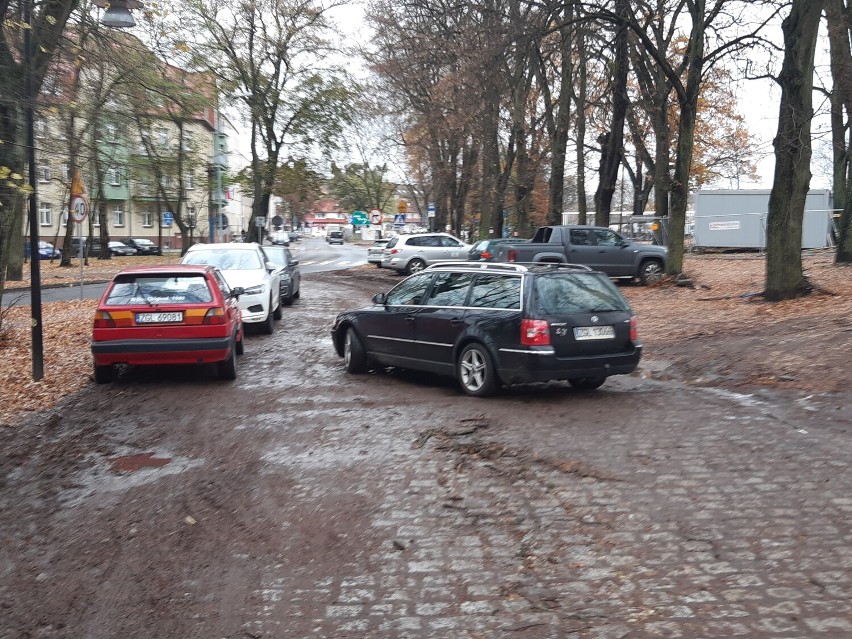 "Dziki" parking przy dworcu w Goleniowie. Kłopot dla pieszych