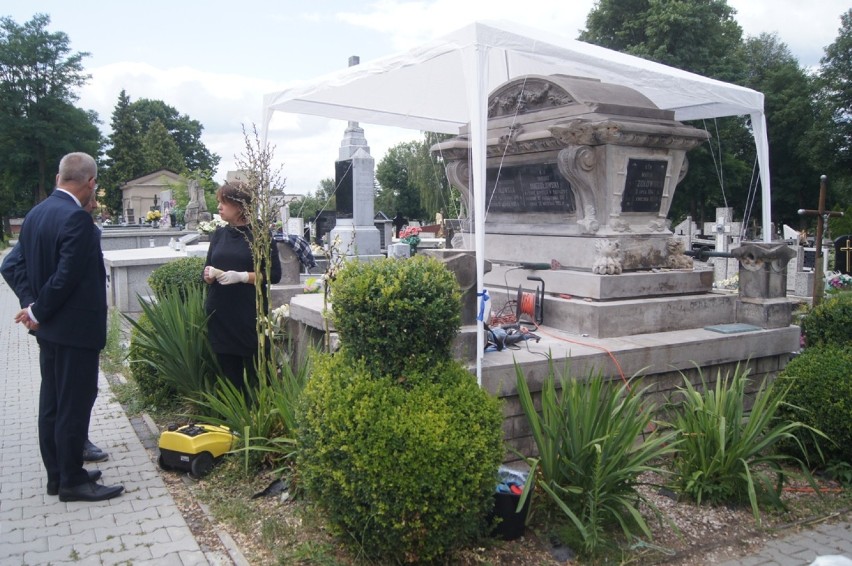 Trwa renowacja Grobu Soczołowskich na Starym Cmentarzu w...