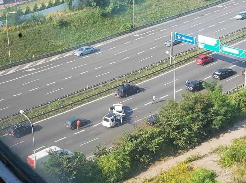 Katowice: Wypadek na autostradzie A4 [ZDJĘCIA] Zderzyły się 4 samochody, są poważne utrudnienia w ruchu