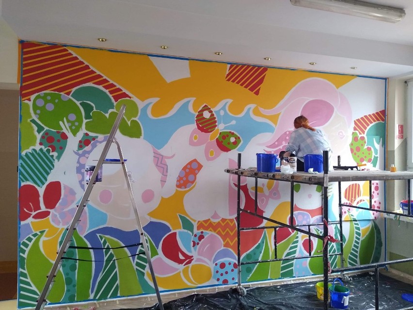 PSP 7 w Radomsku ma nowy mural. Namalowały go uczennice Liceum Plastycznego w Częstochowie [ZDJĘCIA]