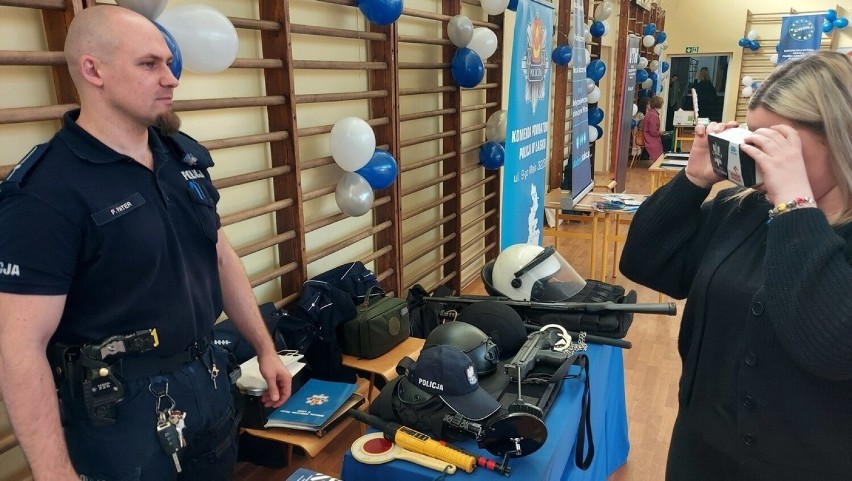 Policjanci z Łasku promowali pracę w mundurze na Akademickich Targach Edukacyjnych w łaskim Liceum Ogólnokształcącym ZDJĘCIA