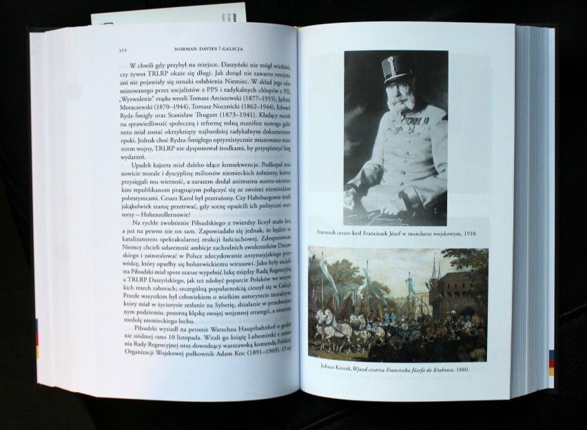 Książka liczy blisko 850 stron. Znalazły się w niej także archiwalne zdjęcia i mapy