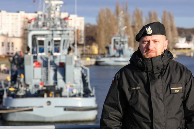 Starszy marynarz Łukasz Konojacki, na co dzień służący na holownikach w 12 Dywizjonie Trałowców