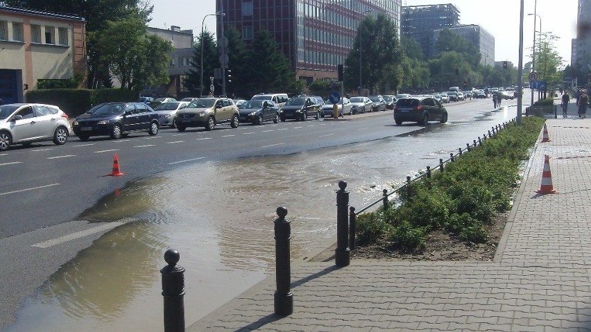 Pęknięta rura na Domaniewskiej pozbawiła okoliczne budynki wody [ZDJĘCIA]