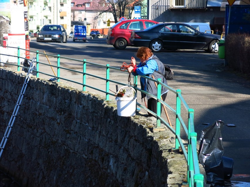 Mieszkańcy Sobieszowa sprzątają rzekę Wrzosówkę. Akcję...