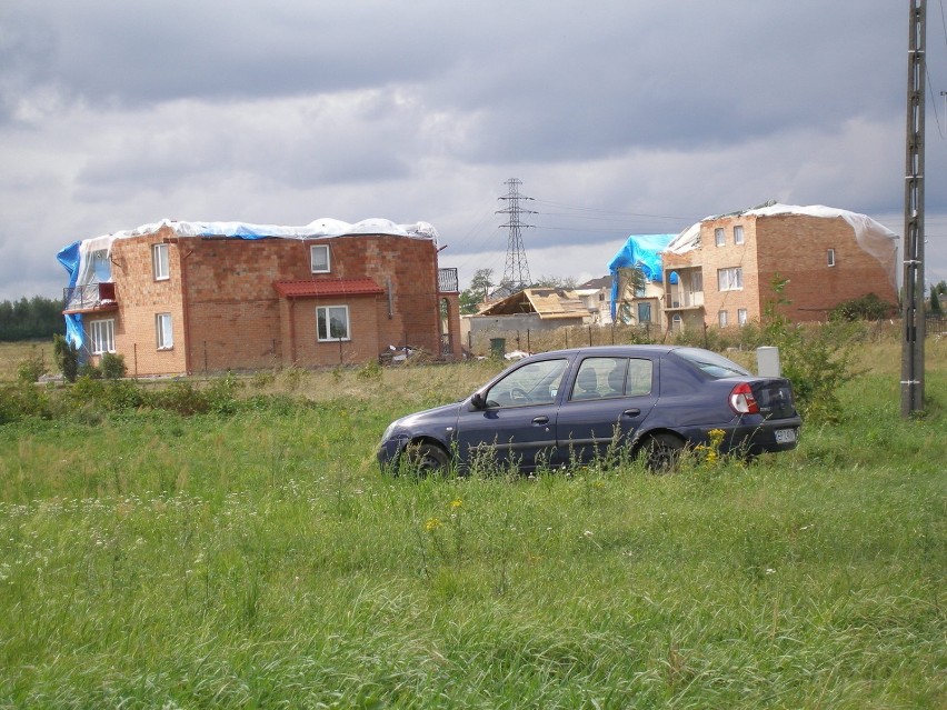 Zniszczone domy w gminie Gorzkowice.