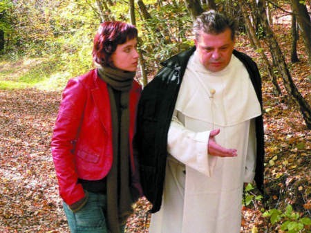 Krzysztof Globisz (w roli ojciec Góra) i Anna Cieślak (jako dziennikarka Monika) podczas spaceru na Jamnej - FOT. RYSZARD KORNECKI TVP