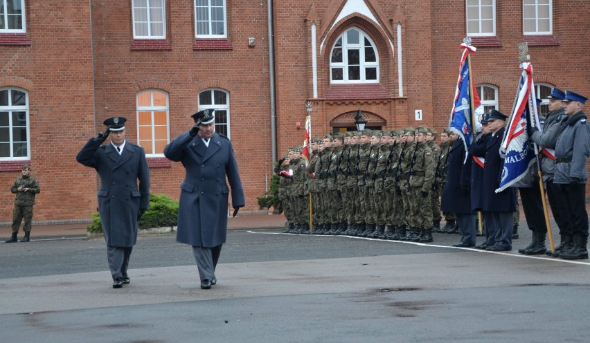 Święto Niepodległości 2014 w Malborku. Uroczysta zbiórka w bazie lotniczej