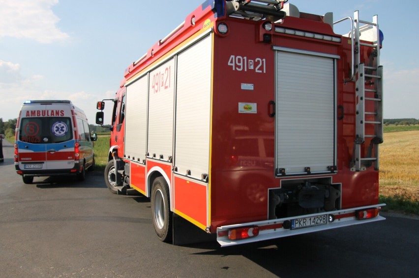 AKTUALIZACJA: Zderzenie osobówki z ciężarówką w Zdunach. Kobieta trafiła do szpitala [ZDJĘCIA]