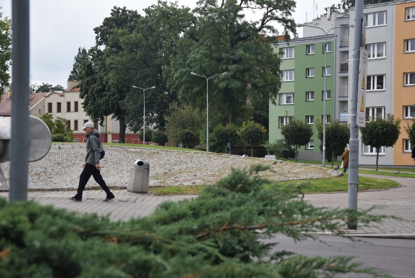 Tożsamość mężczyzny, który leżał na chodniku jest nieznana....