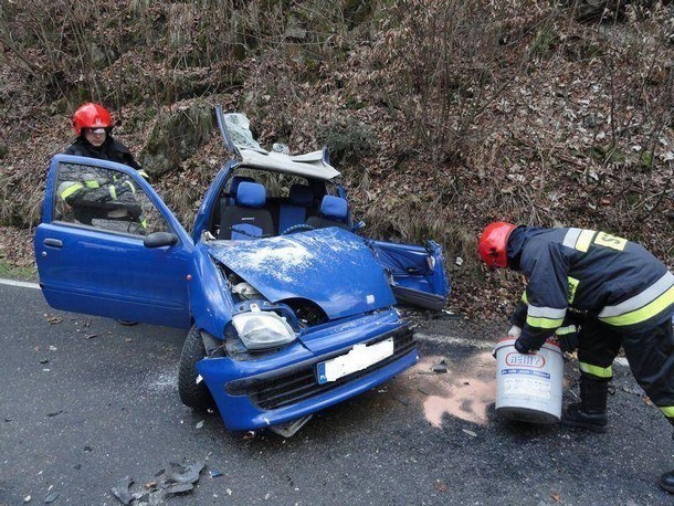 Wypadek Żegiestów: zderzenie fiata i mercedesa, ciężko ranna kobieta [ZDJĘCIA]