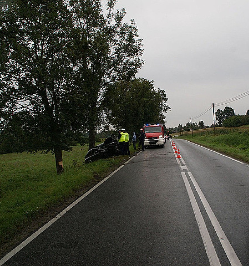 Wypadek w Przybówce. Samochód uderzył w drzewo