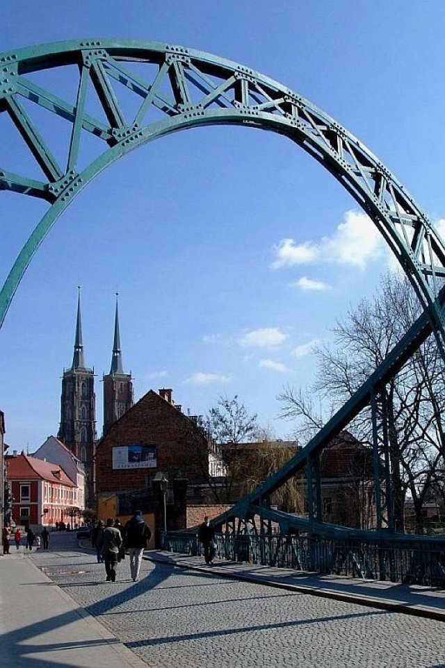 Most Tumski. W głębi katedra, najbardziej rozpoznawalny obiekt Wrocławia. Fot. Janina Bieleńko