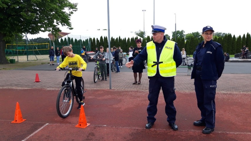 Rawicz. Młodzi rowerzyści z SP4 zdawali na kartę rowerową. Praktyczny egzamin nadzorowali policjanci z KPP w Rawiczu [ZDJĘCIA]