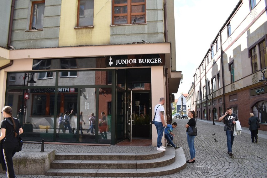 Junior Burger. Nowa burgerownia w sercu Legnicy. Poznajemy to miejsce i ofertę. Czy warto się tam wybrać?