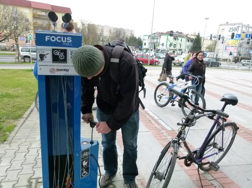 Stacja naprawy rowerów przed galerią Focus Mall w Piotrkowie