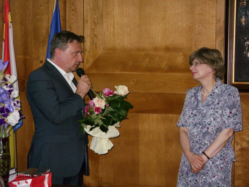 Kwiaty i podziękowania dla Ewy Siemaszko z rąk burmistrza...