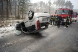 Dachowanie na drodze pod Dąbczem. Jedna osoba trafiła do szpitala [ZDJĘCIA i FILM]