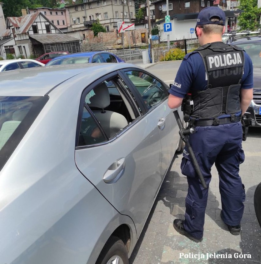 Wybili szybę w aucie i pomogli 68-latkowi w Szklarskiej Porębie