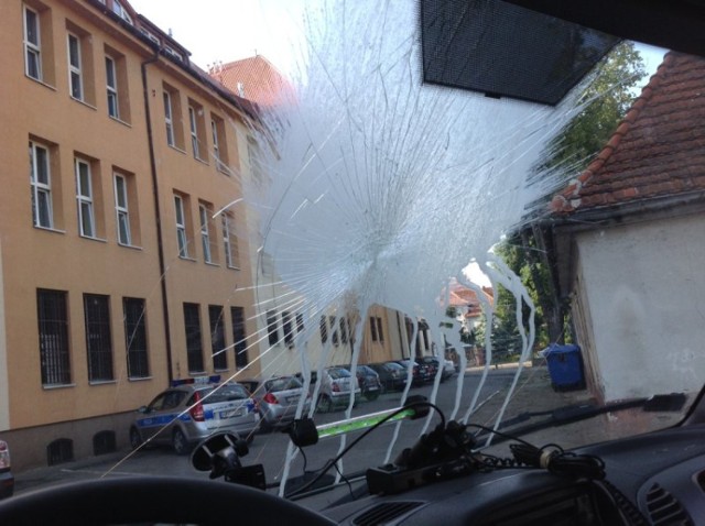 Zaraz po zdarzeniu mieszkaniec Włocławka  przyjechał uszkodzonym autem  na komendę policji w Grudziądzu. I wykonał to zdjęcie przekazane TVN24