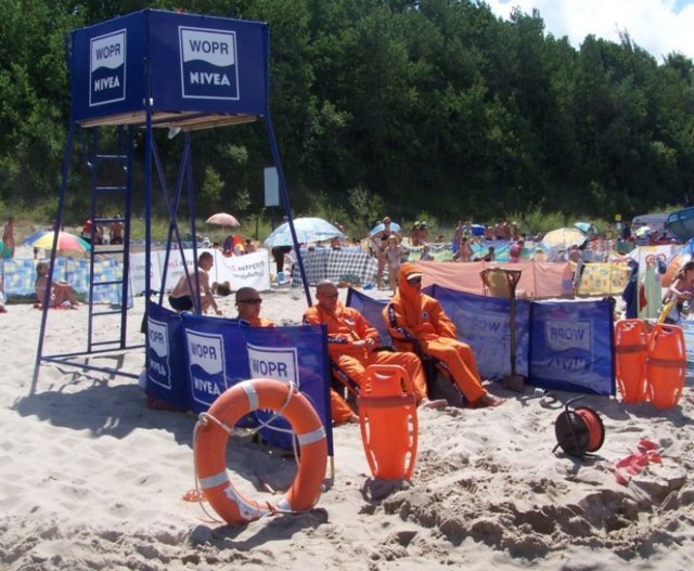 Ratownicy WOPR na plaży w Pobierowie