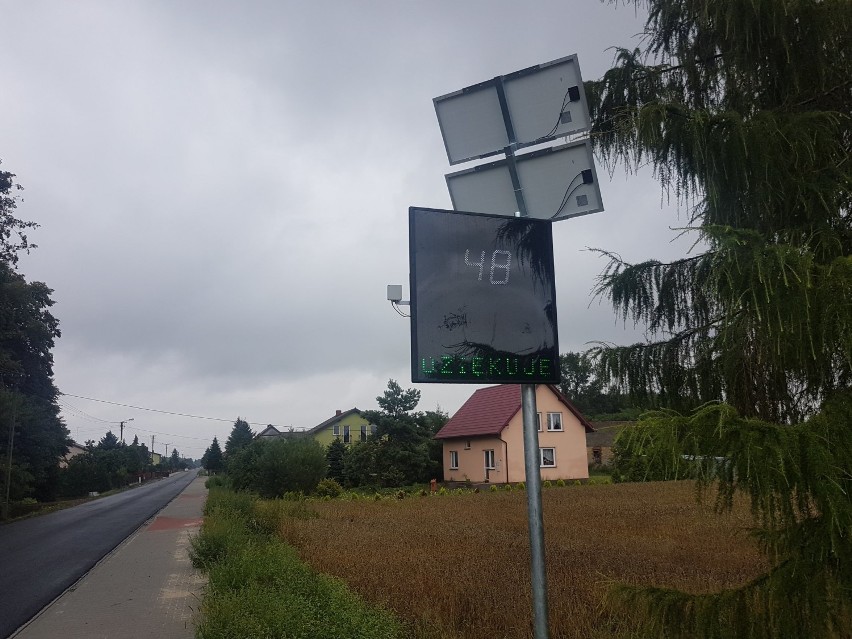 Radary prędkości przy odnowionej drodze w okolicy Wielunia [FOTO]