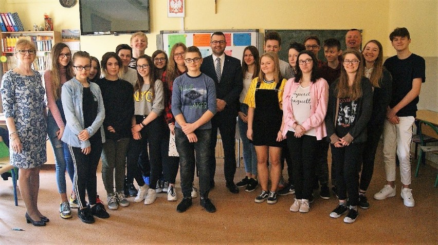 Uczniowie z Warty przepytywali burmistrza Krystiana Kroguleckiego